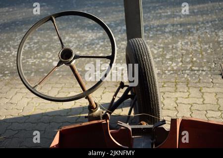 Un volant avec trois rayons d'un tricycle pourri autofabriqué au musée de l'automobile à Horstmar Banque D'Images