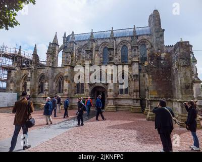 Les touristes explorent la chapelle Rosslyn 1446 à Roslin, Midlothian, Écosse, Royaume-Uni. Banque D'Images