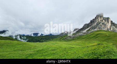 Une journée brumeuse dans la campagne avec une épaisse couche de nuages planant sur les champs verdoyants luxuriants Banque D'Images