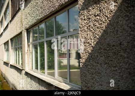 Fenêtres dans le bâtiment. Fenêtre en plastique dans la maison. Détails de l'école. Réflexion dans le verre. Banque D'Images