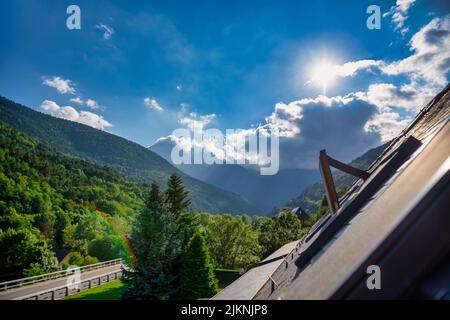 Vue depuis la fenêtre sur les Pyrénées dans la vallée de l'Aran, en Espagne. Banque D'Images