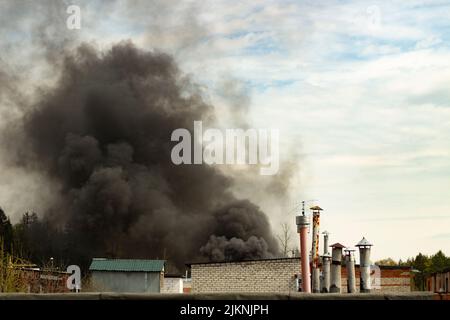 Feu dans la rue. Fumée et feu. La décharge est en feu. Risques environnementaux. Pollution de l'air. Banque D'Images