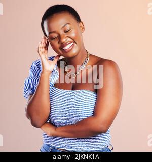 Une vie qui vaut la peine de vivre est une vie bien vécue. Photo studio d'une belle jeune femme posant sur un arrière-plan oink. Banque D'Images