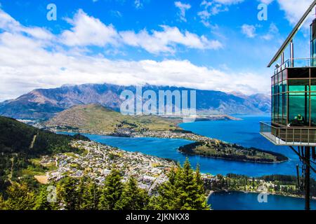 Un cliché aérien de l'île de Queenstown en arrière-plan des montagnes à la lumière du jour Banque D'Images