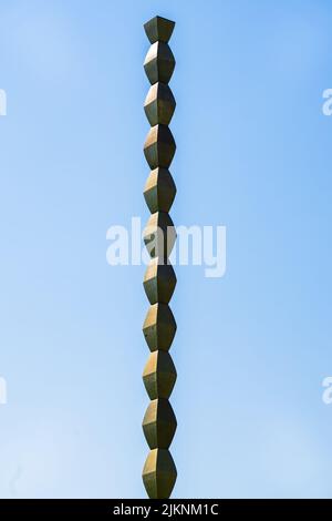 La colonne sans fin (colonne de l'infini ou Coloana Infinitului) faite par Constantin Brancusi à Targu Jiu, Roumanie. Impressinve fait partie intégrante de l'UNESCO Banque D'Images