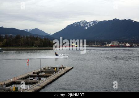 La vue magnifique sur les montagnes avec un hydravion sur l'eau. Vancouver, Colombie-Britannique, Canada. Banque D'Images