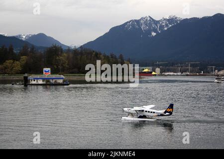 La vue magnifique sur les montagnes avec un hydravion sur l'eau. Vancouver, Colombie-Britannique, Canada. Banque D'Images