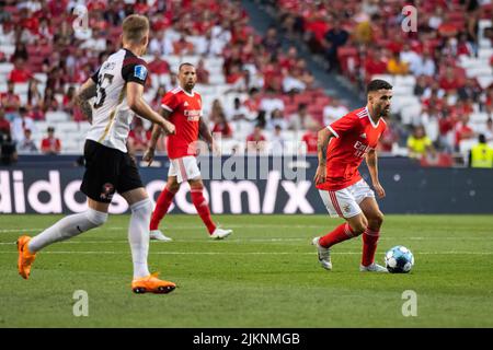 Lisbonne, Portugal. 03rd août 2022. Rafa Silva de Benfica (R) vu en action lors du match de qualification de la Ligue des champions de l'UEFA 3rd entre SL Benfica et le FC Midtjylland au stade Estadio da Luz. Note finale; SL Benfica 4:1 FC Midtjylland. Crédit : SOPA Images Limited/Alamy Live News Banque D'Images