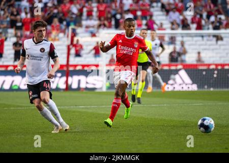 Lisbonne, Portugal. 03rd août 2022. Nikolas Dyhr du FC Midtjylland (L) et David NERE de Benfica (R) vus en action lors du match de qualification de la Ligue des champions de l'UEFA 3rd entre SL Benfica et le FC Midtjylland au stade Estadio da Luz. Note finale; SL Benfica 4:1 FC Midtjylland. Crédit : SOPA Images Limited/Alamy Live News Banque D'Images