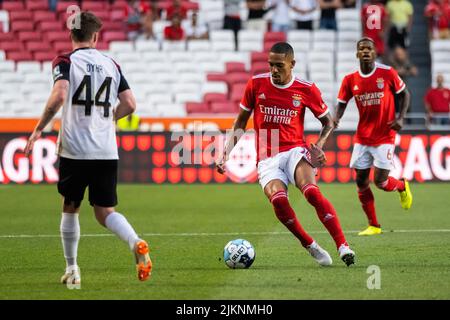 Lisbonne, Portugal. 03rd août 2022. Gilberto Moraes de Benfica (C) vu en action lors du match de qualification de la Ligue des champions de l'UEFA 3rd entre SL Benfica et le FC Midtjylland au stade Estadio da Luz. Note finale; SL Benfica 4:1 FC Midtjylland. Crédit : SOPA Images Limited/Alamy Live News Banque D'Images