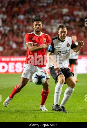 Lisbonne, Portugal. 03rd août 2022. Goncalo Ramos de Benfica (L) et Henrik Dalsgaard du FC Midtjylland (R) vus en action lors du match de qualification de la Ligue des champions de l'UEFA 3rd entre SL Benfica et le FC Midtjylland au stade Estadio da Luz. Note finale; SL Benfica 4:1 FC Midtjylland. Crédit : SOPA Images Limited/Alamy Live News Banque D'Images