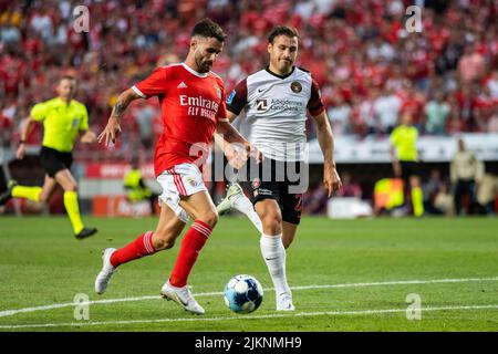 Lisbonne, Portugal. 03rd août 2022. Rafala Silva de Benfica (L) et Erik Sviatchenko du FC Midtjylland (R) vu en action lors du match de qualification de la Ligue des champions de l'UEFA 3rd entre SL Benfica et le FC Midtjylland au stade Estadio da Luz. Note finale; SL Benfica 4:1 FC Midtjylland. Crédit : SOPA Images Limited/Alamy Live News Banque D'Images