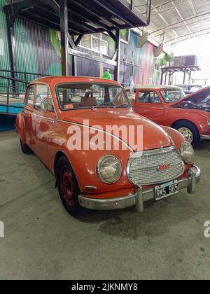 Avellaneda, Argentine - 3 avril 2022 : Old orange Auto Union DKW 1000 S berline quatre portes 1960-1970 garée dans une cour d'entrepôt. Vue avant. Voitures classiques s Banque D'Images