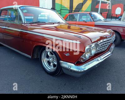 Avellaneda, Argentine - 20 mars 2022 - ancienne berline Chevrolet Impala 1960s marron à quatre portes de Chevrolet, garée par GM dans un entrepôt. Vue avant. Non Banque D'Images