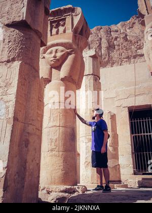 Une vue à angle bas d'un homme près de la statue de la reine Hatshepsut en Égypte Banque D'Images