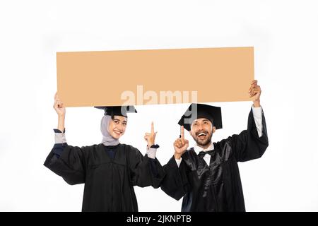 Un couple asiatique d'étudiants diplômés portant un tosa tenant en carton Banque D'Images