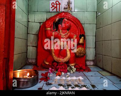 Khidrapur, Inde- 6 novembre 2021; photo de la couleur du safran peint seigneur Hanuman idol dans le temple, les dévotés offrent des fleurs, de l'huile et du vermilion Banque D'Images