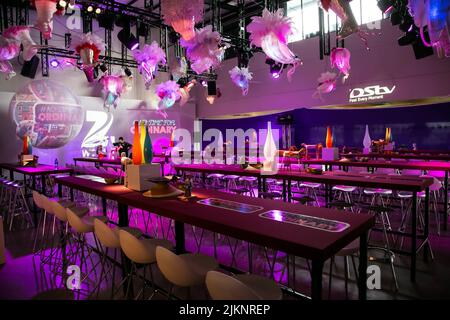 Décor violet sur scène, équipement d'éclairage sur les chaises de bar et la table pour les fêtes Banque D'Images