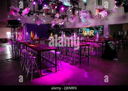 Décor violet sur scène, équipement d'éclairage sur les chaises de bar et la table pour les fêtes Banque D'Images