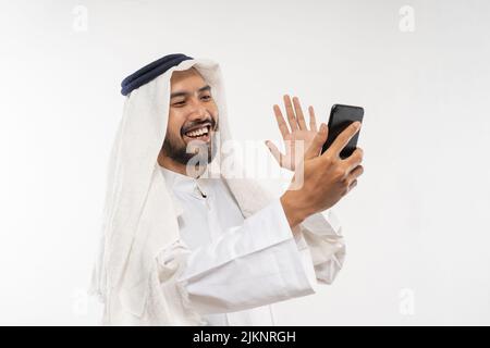 homme dans un turban en utilisant un téléphone mobile de vidéoconférence et d'appel Banque D'Images