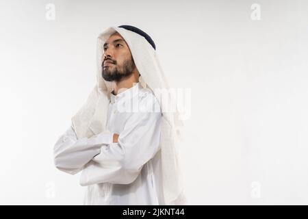 homme dans un turban debout regardant vers le haut et loin de penser Banque D'Images