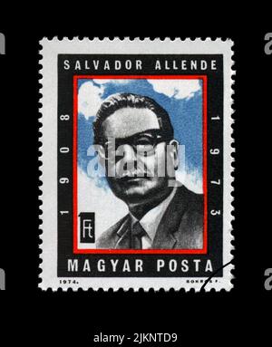 HONGRIE - VERS 1974: Timbre imprimé en Hongrie, montre Salvador Allende Gossens (1908-1973), président du Chili (1970-1973), vers 1974. Poste d'époque Banque D'Images