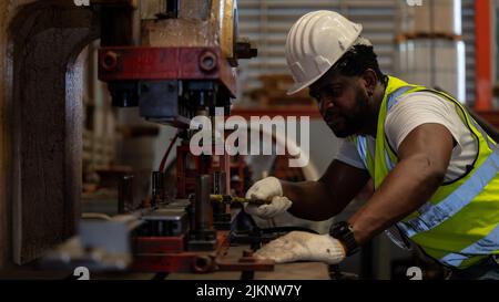 Industrie lourde Foreman Ingénieur sécurité blouson sécurité entretien préventif quotidien vérifier machine dans l'usine de fabrication, utiliser presse-papiers, avoir discussion Banque D'Images