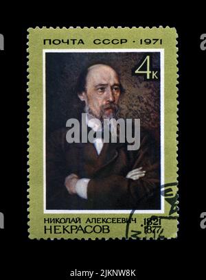 Nikolai Nekrasov (1821-1877), célèbre poète russe, vers 1971. Timbre postal d'époque annulé imprimé en URSS isolé sur fond noir. Banque D'Images