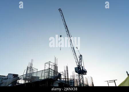 Activité de construction au site de construction sur fond bleu ciel Banque D'Images