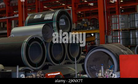 Rouleaux de tôle d'acier galvanisé matériau de rebut rouleaux en acier inoxydable rouleaux en aluminium à l'intérieur de l'usine ou de l'entrepôt. Banque D'Images