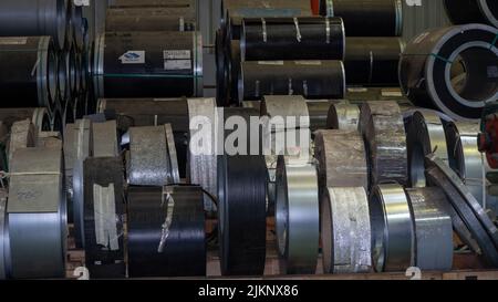 Rouleaux de tôle d'acier galvanisé matériau de rebut rouleaux en acier inoxydable rouleaux en aluminium à l'intérieur de l'usine ou de l'entrepôt. Banque D'Images