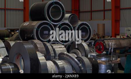 Rouleaux de tôle d'acier galvanisé matériau de rebut rouleaux en acier inoxydable rouleaux en aluminium à l'intérieur de l'usine ou de l'entrepôt. Banque D'Images