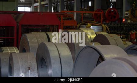 Rouleaux de tôle d'acier galvanisé matériau de rebut rouleaux en acier inoxydable rouleaux en aluminium à l'intérieur de l'usine ou de l'entrepôt. Banque D'Images