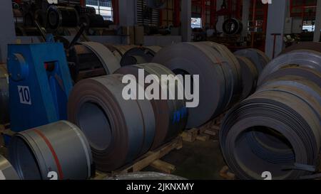 Rouleaux de tôle d'acier galvanisé matériau de rebut rouleaux en acier inoxydable rouleaux en aluminium à l'intérieur de l'usine ou de l'entrepôt. Banque D'Images