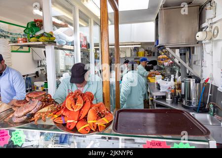 Fruits de mer Hut Oban quai, le personnel prépare des fruits de mer frais dans la cuisine pour servir aux clients, Oban, Écosse, Royaume-Uni à l'été 2022 Banque D'Images