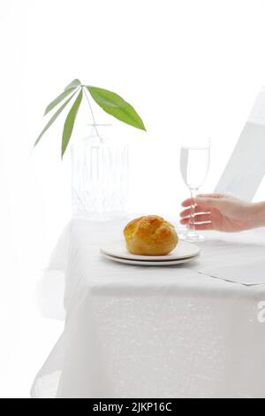 un cliché vertical de cupcakes sur une table blanche isolée en blanc Banque D'Images