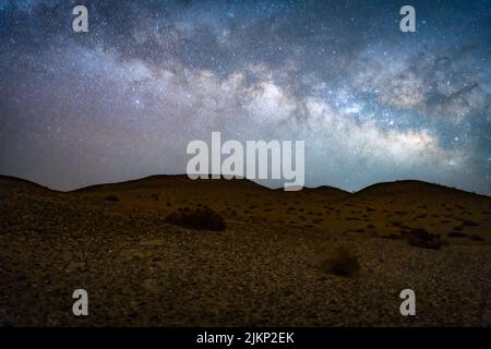 Photo en longue exposition d'une nuit étoilée sur une zone déserte Banque D'Images