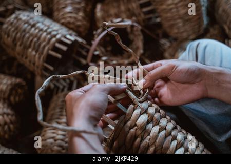 gros plan sur les doigts des artisans tissage d'artisanat Banque D'Images