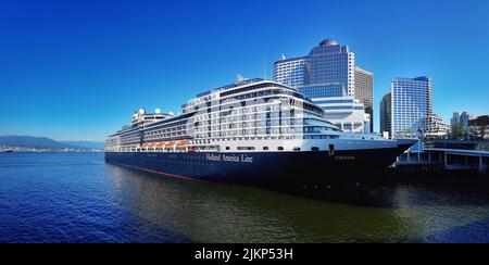 A giant cruise ship at Canada Place in Vancouver, BC, Canada Banque D'Images