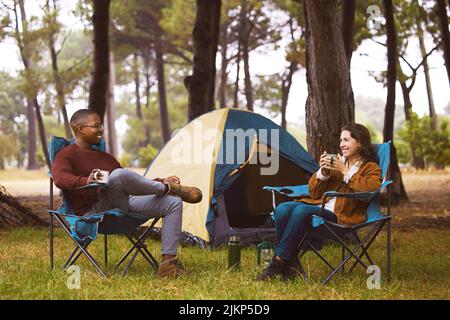La nature est l'endroit idéal pour se lier. Un jeune couple campant dans le désert. Banque D'Images