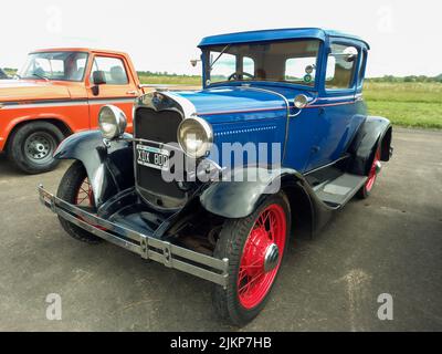 Moron, Argentine - 26 mars 2022 - Old Blue Ford modèle A coupé vers 1930. Vue avant. Salon automobile classique CADEAA MNA 2022. CopySpace. Banque D'Images