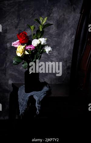 Un gros plan d'un beau bouquet de fleurs sur fond noir Banque D'Images