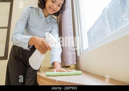 gros plan de la table de pulvérisation et d'essuyage pour femmes jeunes Banque D'Images