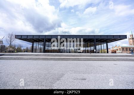 La belle façade de la nouvelle galerie nationale à Berlin, en Allemagne, contre un ciel nuageux Banque D'Images