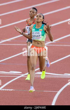 Gudaf Tsegay (ETH) remporte la finale de 5000 mètres en un temps de 14:46,29 au cours de la séance de l'après-midi du 9 e jour des Championnats du monde d'athlétisme Oregon22 Banque D'Images