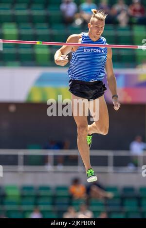 Maicel Uibo (est) libère 17-4 1/2 (5,30) dans la voûte du poteau de décathlon pendant la séance du matin le jour 10 des Championnats du monde d'athlétisme Oregon2 Banque D'Images