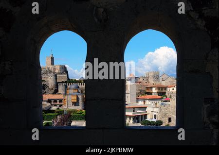 Vue depuis la fenêtre de la tour vers d'autres complexes du château de Rabati à Akhaltsikhe, Géorgie Banque D'Images