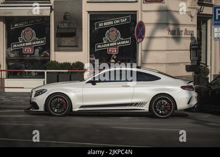 Voiture rapide moderne blanche garée dans la rue. Mercedes Benz C63 AMG Banque D'Images