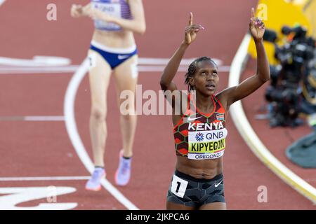 Faith Kipyegon (KEN) points skyward après avoir gagné le 1500 mètre avec un temps de 3:52,96 pendant la séance de l'après-midi le jour 4 du World Athletics C Banque D'Images