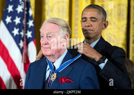 Washington, DC, États-Unis. 22nd novembre 2016. Le président Barack Obama remet la Médaille présidentielle de la liberté à vin Scully lors d'une cérémonie dans la salle est de la Maison Blanche 22 novembre 2016 à Washington, DC. Barack Hussein Obama II (né 4 août 1961) est le président des États-Unis en 44th. Il est le premier Afro-américain à être élu au pouvoir et le premier président né en dehors des États-Unis contigus. Né à Honolulu, Hawaï, Obama est diplômé de l'Université de Columbia et de la Harvard Law School. Il a travaillé comme avocat des droits civils et a enseigné la constitutio Banque D'Images